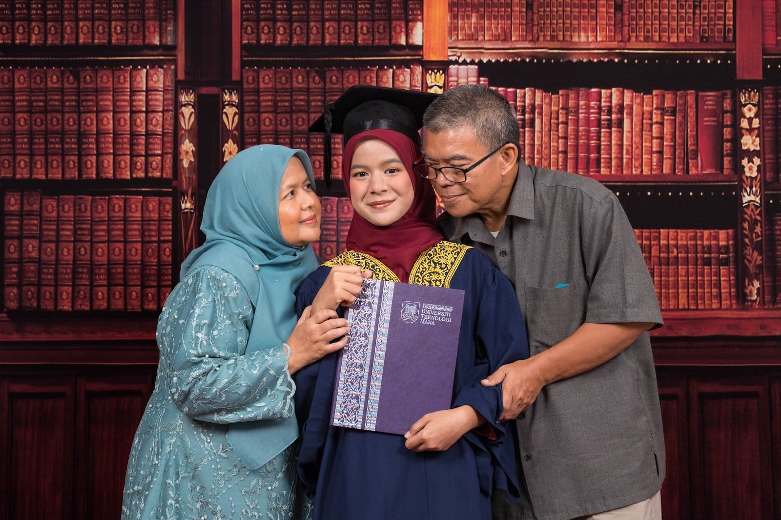 Graduation on the bookshelf set
